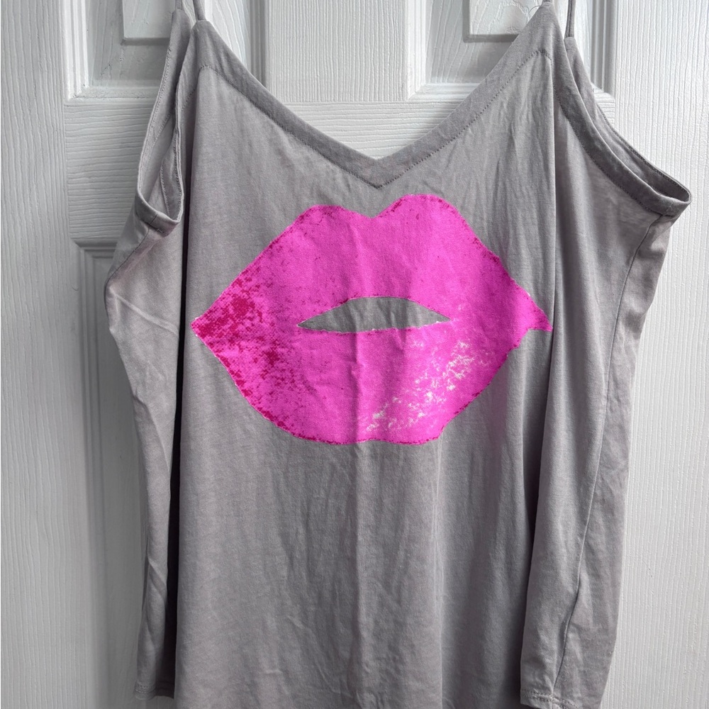 Chaser Gray Top with Pink Lips Design size large